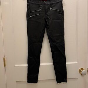 Low rise black skinny jeans with zipper details #skinnyjeans